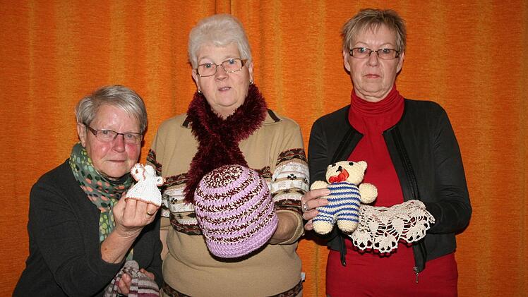 Vom Engel über die Mütze und den Schal bis zum Teddy: Margarete Stapf, Hildegard Mark und Christa Lober haben gemeinsam mit ihren Mitstreiterinnen viele Handarbeiten gefertigt.