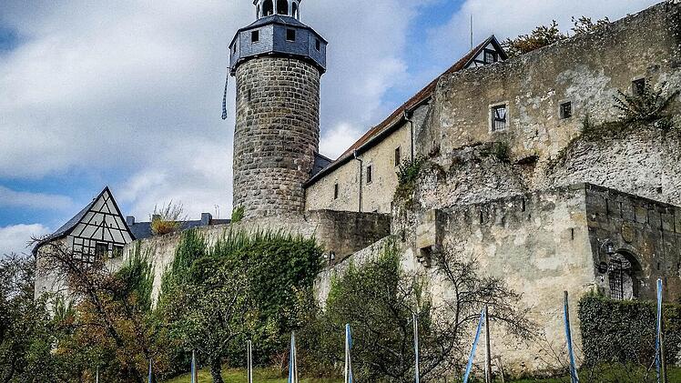 Der verkleidete Holzaufbau des Bergfrieds lässt auch bei Regenwetter trockene Ausblicke zu.