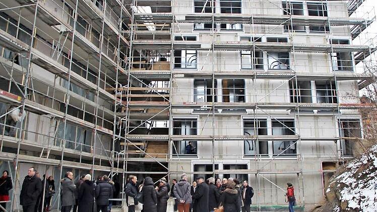 Die Gäste des Richtfests schauen sich den Rohbau von außen und innen an. Foto: Helke Renner
