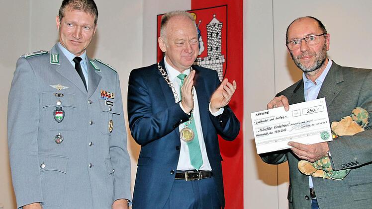Einen Scheck über 250 Euro überreichte Oberstleutnant Jörg Schaffelke, Leiter der Lehrgruppe B des Ausbildungszentrums Infanterie in Hammelburg (links) an Charlie Friedel, den Leiter des Kinderhauses Mürscht (rechts). In der Mitte Bürgermeister Helmut Blank. Foto Dieter Britz