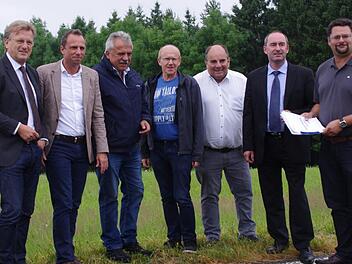 Hubert Aiwanger (2. v. r.) und Thorsten Glauber (2. v. l.) schauten sich im Rodachtal den Frankenwald an. Begleitet wurden sie von den Freien Wählern (v. l.) Rainer Detsch, Peter Hänel, Ludwig Pötzinger, Hermann Feuerpfeil und Stefan Wicklein. Foto: Marco Meißner