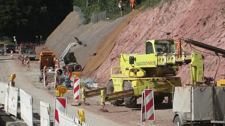 Die Bauarbeiten an der "Schrenk" an der Straße, die Verlegung des Wildbachs und die Herstellung des Fahrradwegs brachten hohe Beeinträchtigungen im verflossenen Jahr mit sich. Foto: Winfried Ehling