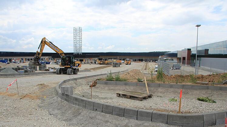 Die Arbeiten am Aischpark-Center in Höchstadt liegen voll im Zeitplan. Im Oktober soll es eingeweiht werden.  Foto: Andreas Dorsch