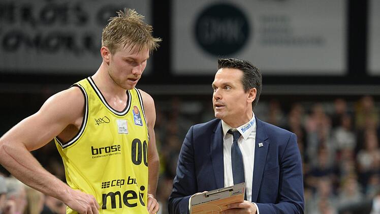 Trainer Raoul Korner  und Eric Mika. Foto: Peter Mularczyk