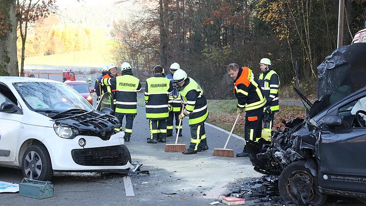 Zwischen Meilschnitz und Neustadt bei Coburg sind zwei Autos frontal kollidiert. Zwei Menschen wurden verletzt. Foto: Michael Stelzner