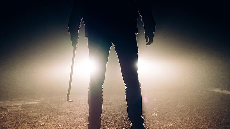 Ein 38-jähriger Pizzabote wurde am 29. Juni in Ansbach von einem ehemaligen Mitarbeiter körperlich angegriffen und sein Auto beschädigt.