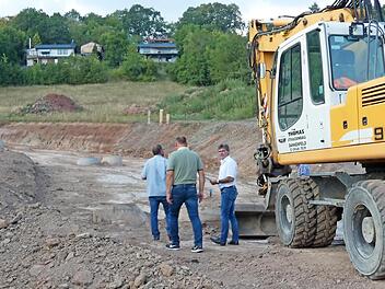 Bis die Bagger im Baugebiet "Löhlein" in Tretzendorf rollen können, so wie hier seinerzeit in Neuschleichach, als das Bild entstanden ist, wird noch einige Zeit vergehen. Der Gemeinderat Oberaurach billigte in seiner Sitzung am Donnerstagabend in Trossenfurt den Vorentwurf für das Änderungsverfahren.  Foto: Christian Licha/Archiv