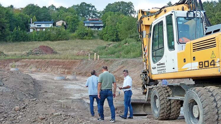 Bis die Bagger im Baugebiet "Löhlein" in Tretzendorf rollen können, so wie hier seinerzeit in Neuschleichach, als das Bild entstanden ist, wird noch einige Zeit vergehen. Der Gemeinderat Oberaurach billigte in seiner Sitzung am Donnerstagabend in Trossenfurt den Vorentwurf für das Änderungsverfahren.  Foto: Christian Licha/Archiv
