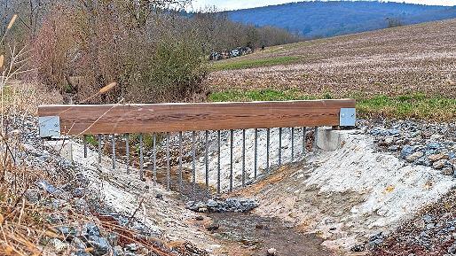 Kleine Erdbecken mit einem Vorrechen aus Holz und Notumlauf wurden errichtet.