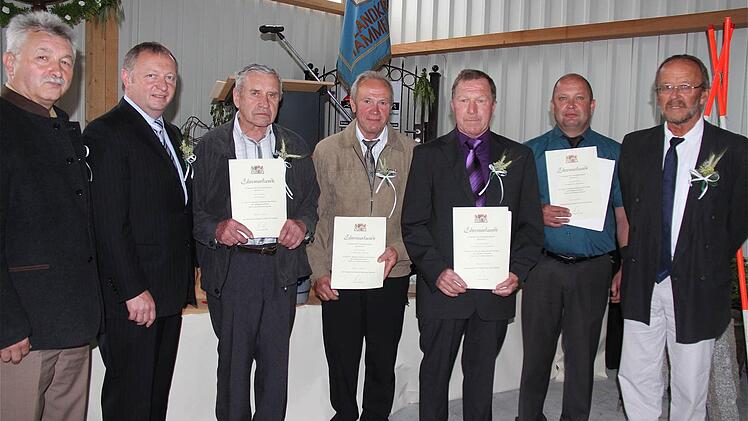 Für 25 Jahre als Feldgeschworene geehrt.