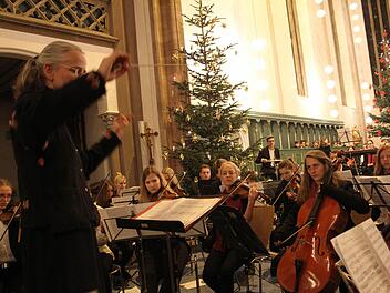 Das Orchesteer des Markgraf-Georg-Friedrich-Gymnasiums zauberte unter der engagierten Leitung von Barbara Baumann ein Winter-Wunderdland aus Tönen. Foto: Sonja Adam