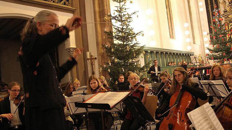 Das Orchesteer des Markgraf-Georg-Friedrich-Gymnasiums zauberte unter der engagierten Leitung von Barbara Baumann ein Winter-Wunderdland aus Tönen. Foto: Sonja Adam