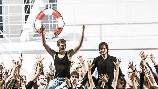 "Anything Goes" lockt mit Massenszenen für Solisten, Chor und Ballett auf der M.S. America". Proben-Fotos: Jochen Berger