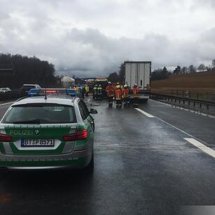 Autobahn nach Kollision von vier Fahrzeugen komplett gesperrt - Mehrere Personen verletzt