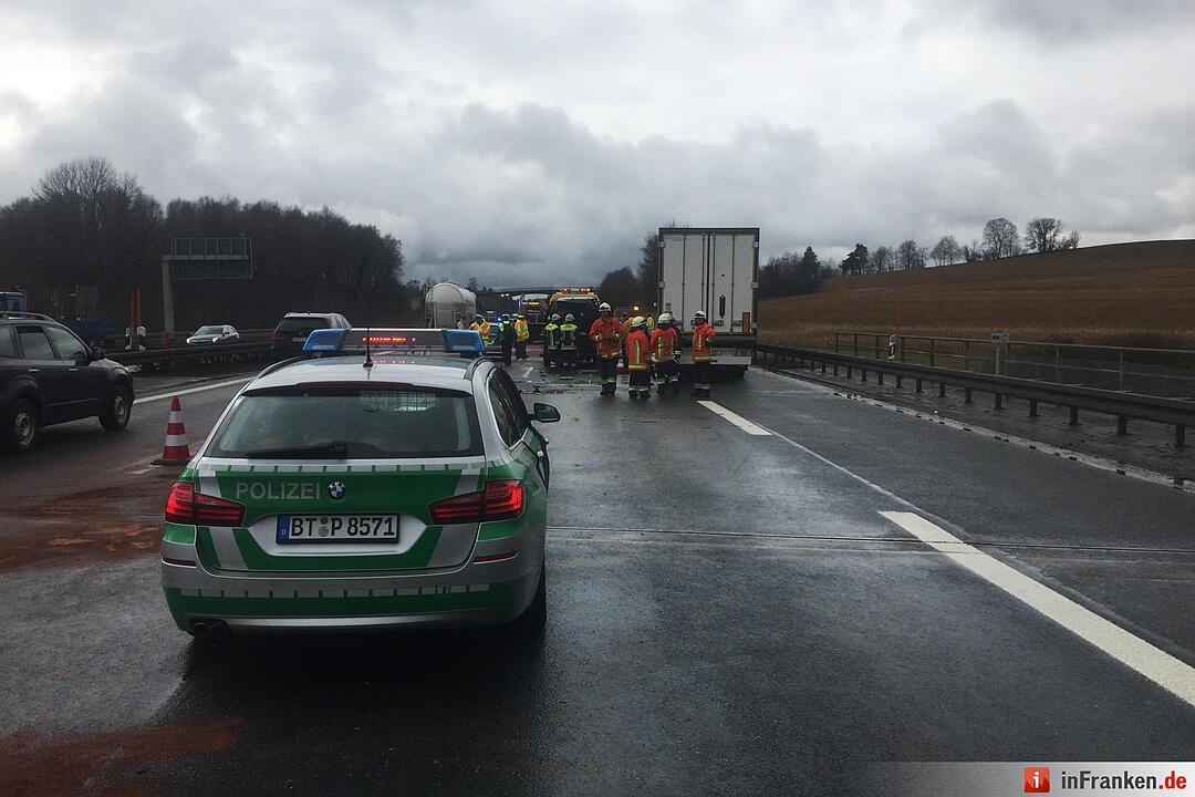 Autobahn nach Kollision von vier Fahrzeugen komplett gesperrt - Mehrere Personen verletzt