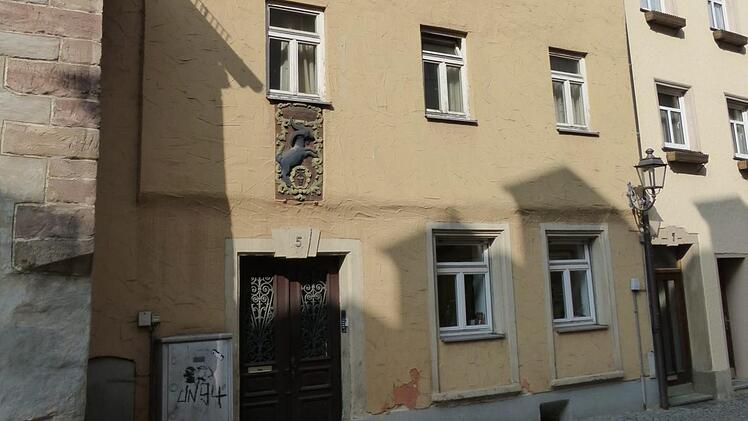 Am Anwesen Fischergasse 5 ist die Steintafel mit Inschrift und Hauszeichen deutlich zu erkennen. Foto: Erich Olbrich