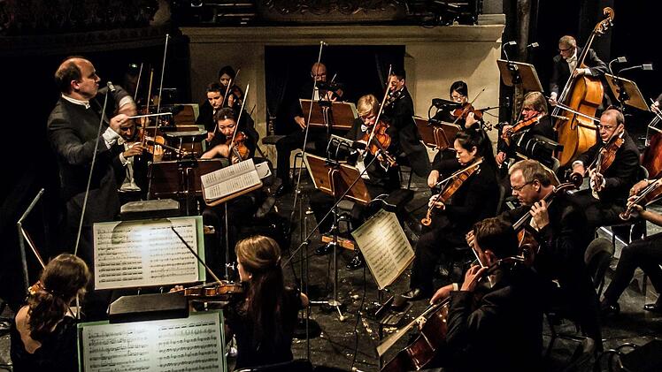 Unter der Leitung von Roland Kluttig brillierte das Philharmonische Orchester beim Sinfoniekonzert unter dem Motto "Bekenntnisse" im Landestheater. Foto: Jochen Berger