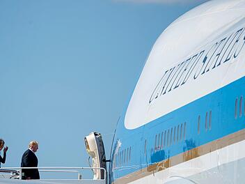 Wenn US-Präsident Donald Trump und  First Lady Melania an Bord der Air Force One gehen wird's teuer.dpa/Andrew Harnik