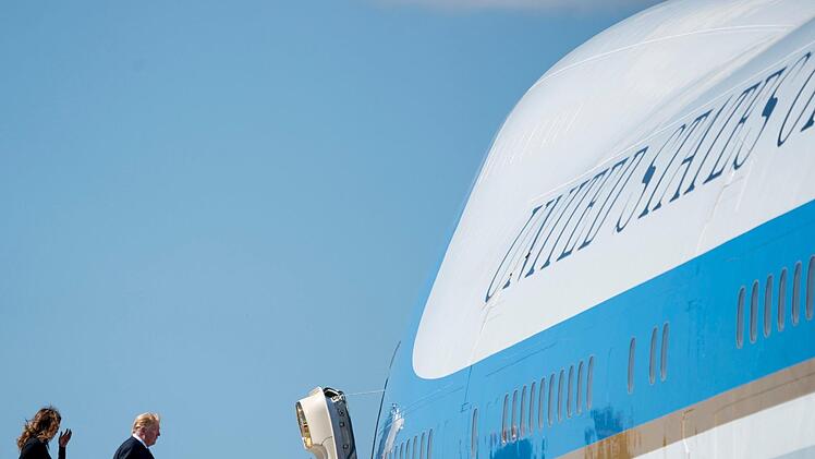 Wenn US-Präsident Donald Trump und  First Lady Melania an Bord der Air Force One gehen wird's teuer.dpa/Andrew Harnik
