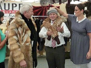 Beim Pelzstand lie&szlig;en sich Landrat Johann Kalb (links) und Zweiter B&uuml;rgermeister Holger Dremel modisch einkleiden. Fotos: Joseph Beck