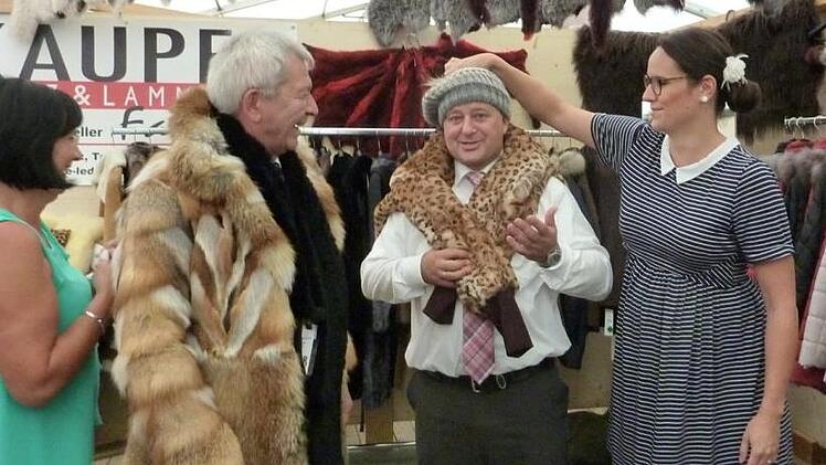 Beim Pelzstand lie&szlig;en sich Landrat Johann Kalb (links) und Zweiter B&uuml;rgermeister Holger Dremel modisch einkleiden. Fotos: Joseph Beck