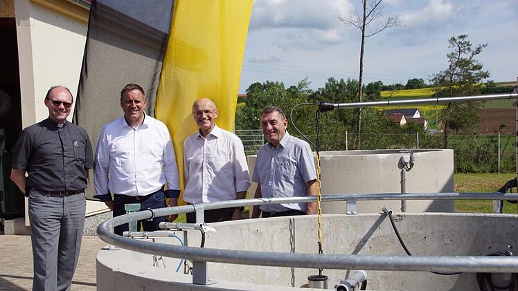 Freuten sich über das gelungene Werk (von links): Pfarrer Kurt Wolf, Bürgermeister Matthias Bäuerlein, Landrat Wilhelm Schneider und Altbürgermeister Oskar Ebert, in dessen Amtszeit bereits die ersten Schritte für die neue Kläranlage unternommen wurden.