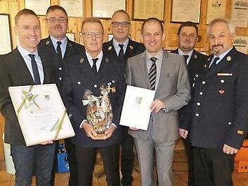 Für 40 Jahre aktiven Dienst in der Freiwilligen Feuerwehr Moggenbrunn wurde Thomas Höllein (Dritter von links) geehrt. Es gratulierten Bürgermeister Bernd Höfer, Holger Michniowski, Kreisbrandinspektor Stefan Püls, Landrat Rainer Mattern, Adrian Eckardt und Kreisbrandmeister Manfred Brückner. Foto: Karin Günther