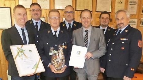 Für 40 Jahre aktiven Dienst in der Freiwilligen Feuerwehr Moggenbrunn wurde Thomas Höllein (Dritter von links) geehrt. Es gratulierten Bürgermeister Bernd Höfer, Holger Michniowski, Kreisbrandinspektor Stefan Püls, Landrat Rainer Mattern, Adrian Eckardt und Kreisbrandmeister Manfred Brückner. Foto: Karin Günther