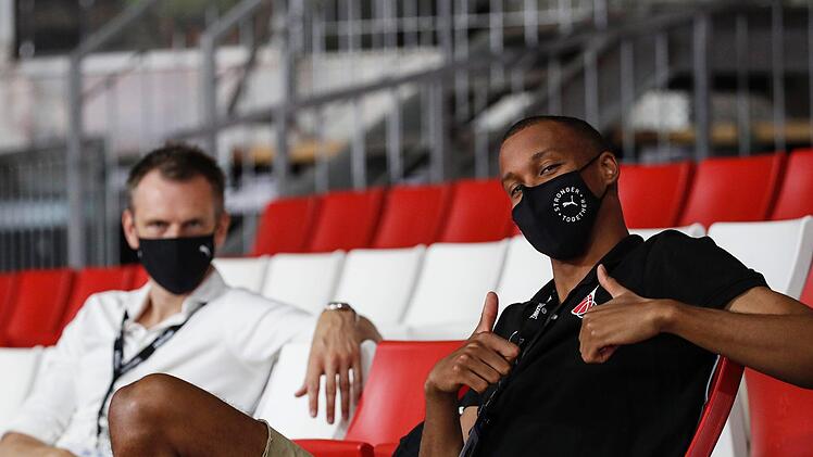 Auf der Tribüne haben es sich Brose-Indiviualtrainer Stefan Weissenböck (links) und der verletzte Spieler Louis Olinde bequem gemacht. Foto: Daniel Löb/Pool
