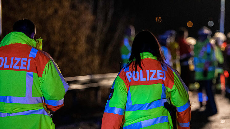 Nach Kollision mit Sattelzug: Person verstirbt noch an der Unfallstelle
