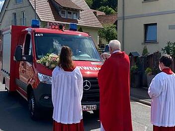 Den feierlichen Segen erhielt das neue Tragkraftspritzenfahrzeuge der Freiwilligen Feuerwehr Pfaffenhausen.