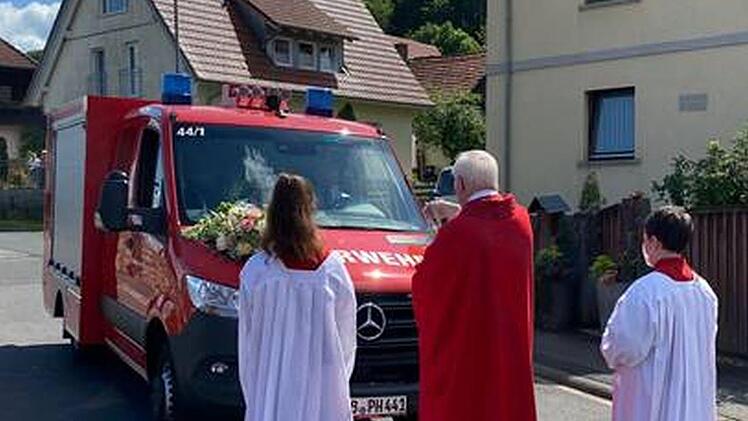 Den feierlichen Segen erhielt das neue Tragkraftspritzenfahrzeuge der Freiwilligen Feuerwehr Pfaffenhausen.