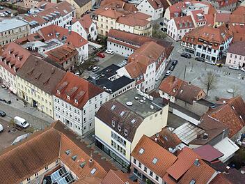 Seit der Übernahme der Bank Schilling arbeitet die Merkur-Privatbank in den Büros, die auf mehrere Gebäude zwischen Marktplatz (links) und Viehmarkt (rechts) verteilt sind. Nun will die Bank ein modernes Gebäude im Hochstein-Süd errichten.