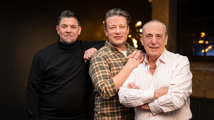 Mentor Gennaro Contaldo stellt die Aufgabe für ein direktes Duell seiner ehemaligen Lehrlinge.