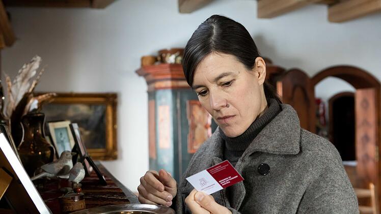 Immobilienmakler Fuhrmann hat seine Visitenkarten gro&szlig;z&uuml;gig an die Senioren verteilt, was Chefinspektorin Acham (Pia Hierzegger) stutzig macht.