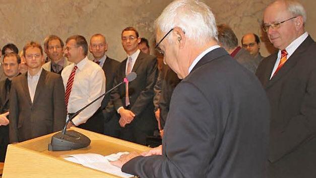 Landrat Rudolf Handwerker (am Rednerpult)  empfing die Juristen zur Dienstbesprechung im Sitzungssaal des Landratsamtes. Foto: Katja Kölbl