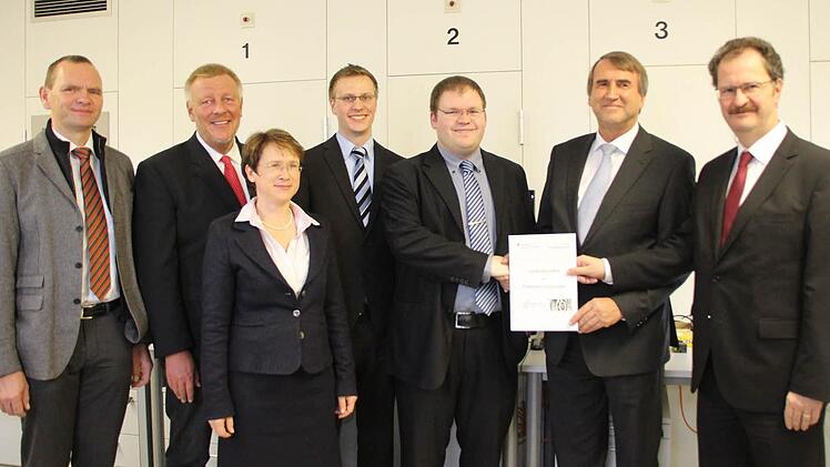 Gründungshelfer und Gründer (von links): Hochschulvizepräsident Jürgen Krahl, Oberbürgermeister Norbert Kastner, Benedikte Hatz (Netzwerk Nordbayern), Lars Meisenbach, Sebastian Stich (BestSens), Thies Claussen, Stellvertretender Vorstandsvorsitzender der Landesförderbank Bayern, und Sparkassenvorstand Martin Faber.