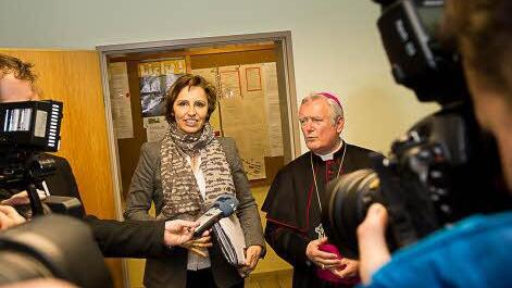 Sozialministerin Haderthauer und Bischof Friedhelm Hofmann besuchten am Donnerstag die Gemeinschaftsunterkunft in Würzburg. Foto: Tobias Köpplinger
