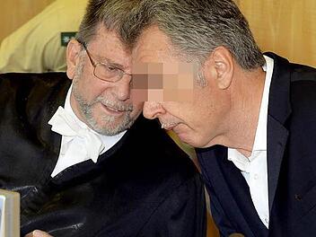 Ulrich S. (rechts) im Gespräch mit seinem Verteidiger Hans-Heinrich Eidt. Foto: Ronald Rinklef