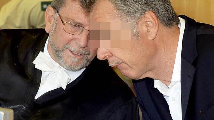 Ulrich S. (rechts) im Gespräch mit seinem Verteidiger Hans-Heinrich Eidt. Foto: Ronald Rinklef