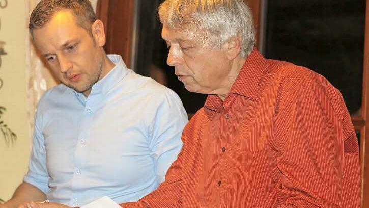 Jörg Schnappauf (links) löst Uli Zeuß im Amt des Ersten Vorsitzenden der Turnerschaft ab. Foto: Wunder