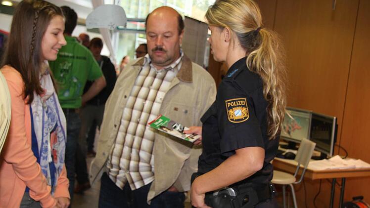 Nadine Tempel (14) kam mit ihrem Papa Georg zur Ausbildungsmesse und ließ sich von Petra Schoberth beraten. Petra Schoberth ist ganz normale Polizistin, macht beim Trageversuch der blauen Dienstkleidung mit Foto: Sonja Adam