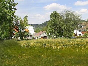 Das Grundstück hinter der katholischen Kirche, auf dem einst das Jugendheim stand, könnte für eine Seniorenwohnanlage für rund 15bis 20 Senioren in Frage kommen