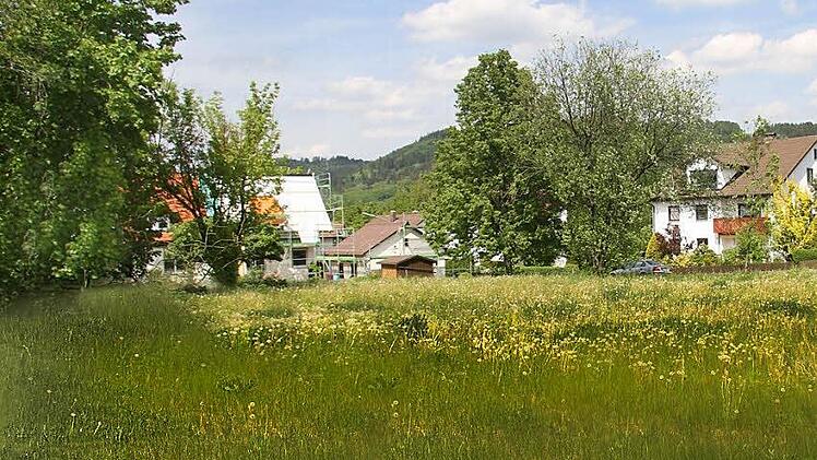 Das Grundstück hinter der katholischen Kirche, auf dem einst das Jugendheim stand, könnte für eine Seniorenwohnanlage für rund 15bis 20 Senioren in Frage kommen