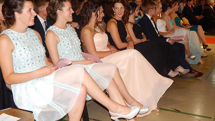 Die Abiturienten nahmen in festlicher Garderobe ihre Zeugnisse entgegen. Foto: Mona Lisa Eigenfeld