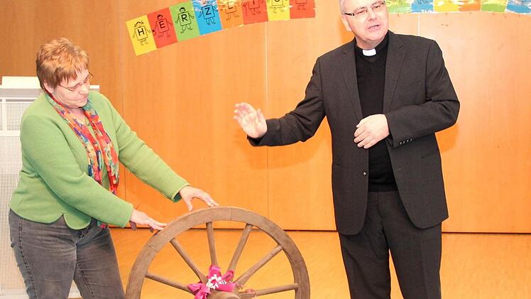 Dekan Kilian Kemmer brachte ein Wagenrad mit. Foto: Johanna Blum