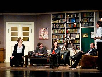 Wenn das Abendessen bei Pariser Intellektuellen zum großen Vergnügen des Publikums völlig aus dem Ruder läuft: Die Version der Erfolgskomödie "Der Vorname" beim Theaterring im Kurtheater mit (von links) Julia Hansen als Anna, Christian Kaiser als Pierre, Anne Weinknecht als Elisabeth, Martin Lindow als Vincent und Benjamin Kernen als Claude. Foto: Ahnert