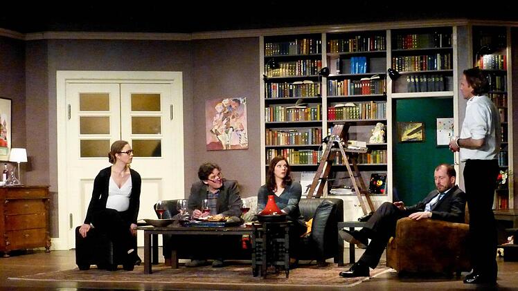 Wenn das Abendessen bei Pariser Intellektuellen zum großen Vergnügen des Publikums völlig aus dem Ruder läuft: Die Version der Erfolgskomödie "Der Vorname" beim Theaterring im Kurtheater mit (von links) Julia Hansen als Anna, Christian Kaiser als Pierre, Anne Weinknecht als Elisabeth, Martin Lindow als Vincent und Benjamin Kernen als Claude. Foto: Ahnert