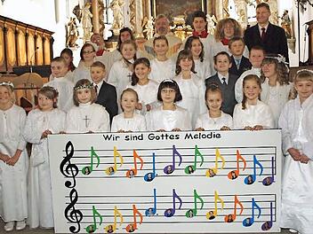 Pfarrer Roland Neher und Pastoralreferent Clemens Grünbeck führten in Lichtenfels 20 Kommunionkinder zum ersten Mal zum Tisch des Herrn. Foto: Alfred Thieret