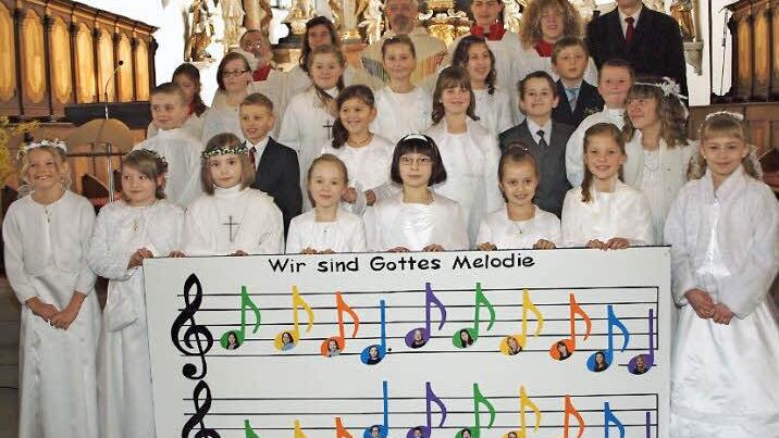 Pfarrer Roland Neher und Pastoralreferent Clemens Grünbeck führten in Lichtenfels 20 Kommunionkinder zum ersten Mal zum Tisch des Herrn. Foto: Alfred Thieret